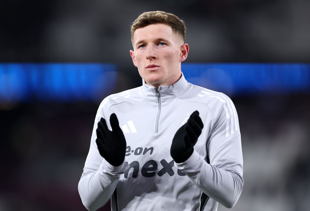 Elliot Anderson of Nottingham Forest applauds the fans as he warms up prior to the Premier League match between West Ham United and Nottingham Forest at London Stadium on January 06, 2026 in London, England.