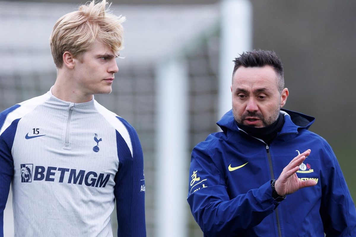 Roberto De Zerbi speaks to Lucas Bergvall ahead of his first training session as Tottenham Hotspur head coach