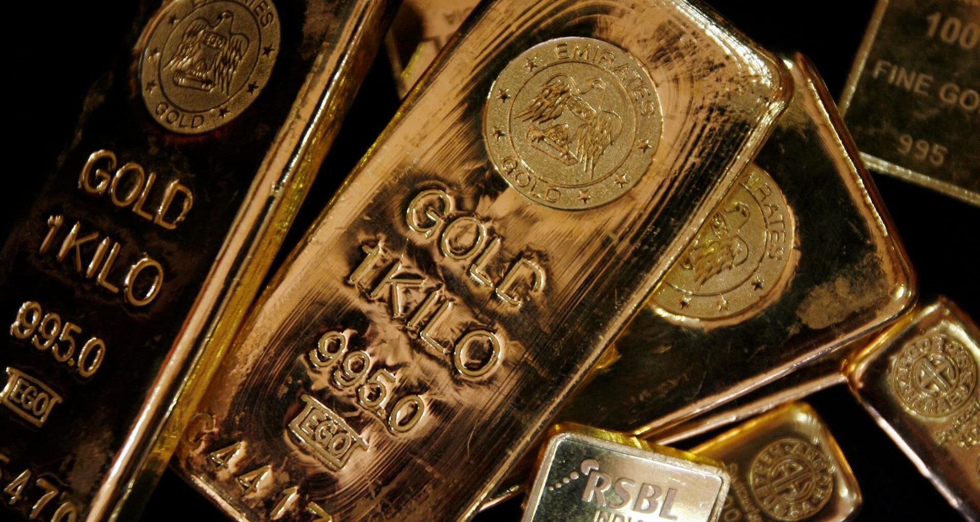 Gold falls on oil-driven inflation fears; U.S.-Iran developments in focus