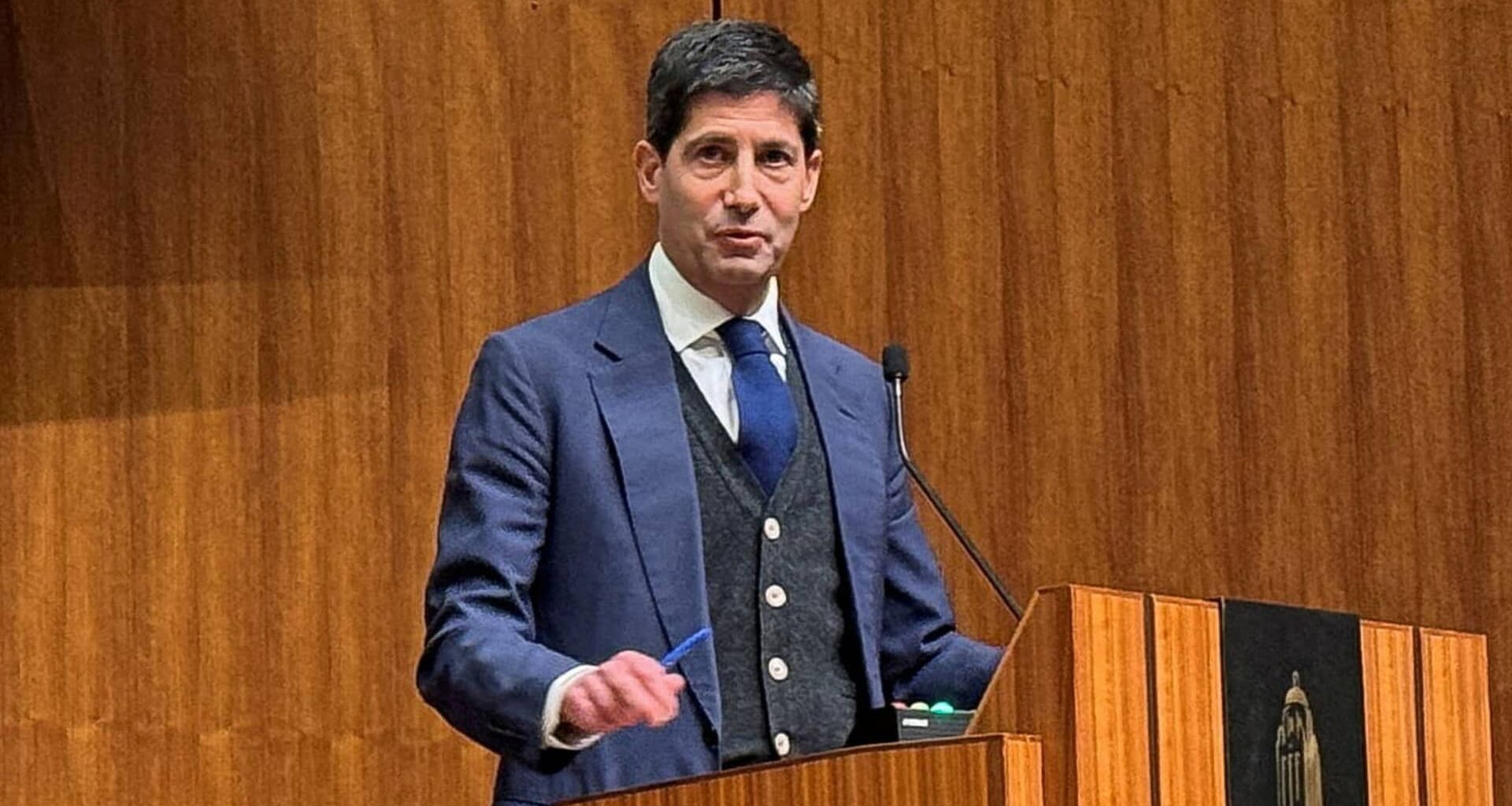 Elizabeth Warren attacks Kevin Warsh over financial disclosures