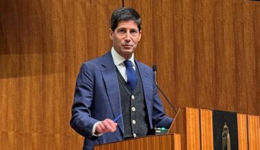 Elizabeth Warren attacks Kevin Warsh over financial disclosures