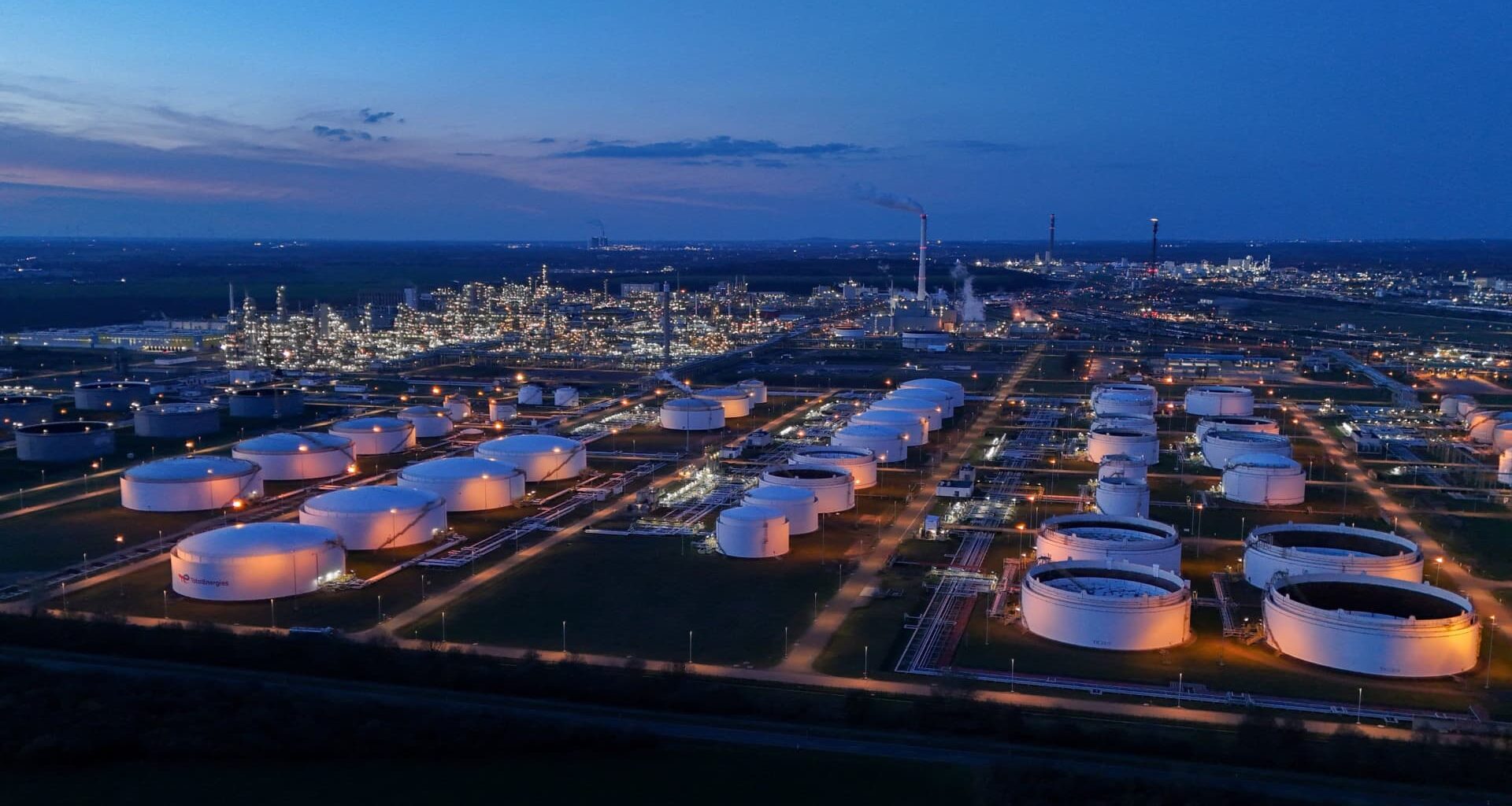 Oil rises as Trump reaffirms deadline for striking Iran's power plants, bridges