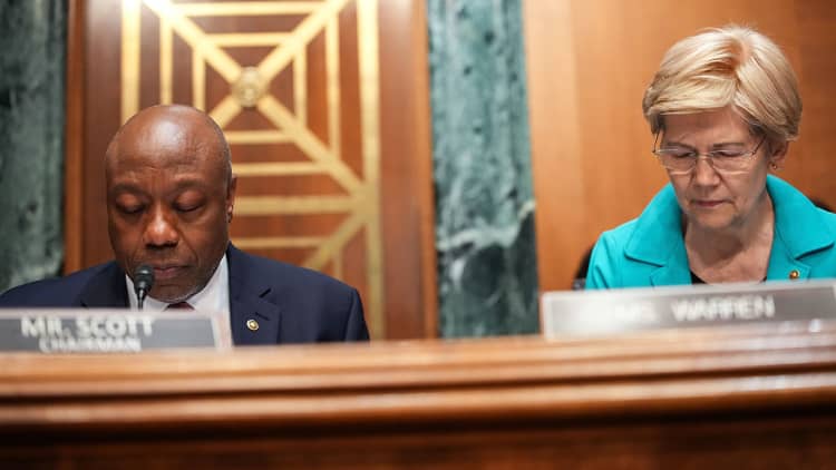 Senate Banking Committee holds moment of silence for loss of Sen. Mark Warner's daughter