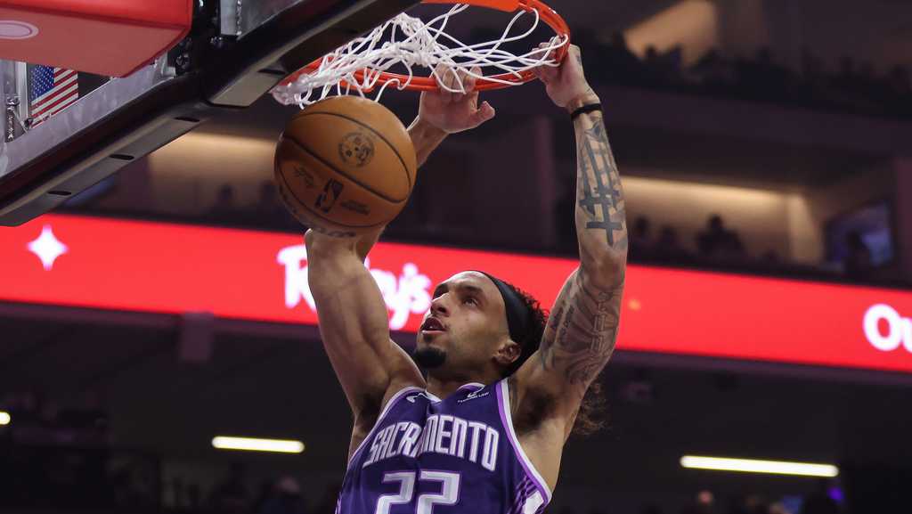 Devin Carter scores 29 points to lead the Kings to a 124-118 win over the Warriors