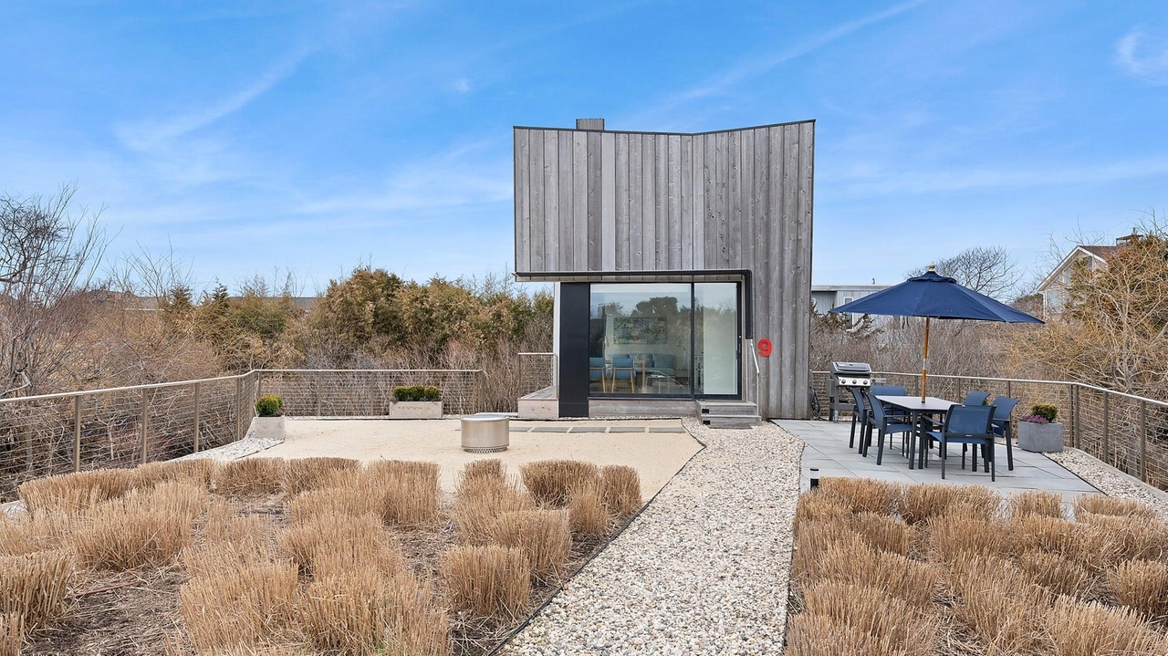 Amagansett house for sale has low taxes, modern Bates Masi Architects design