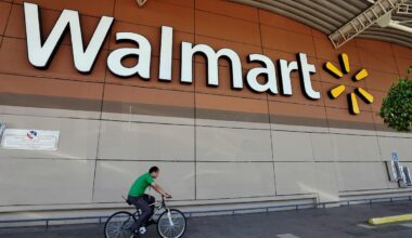 Walmart shoppers aren't breaking under the weight of $4 gas (yet)