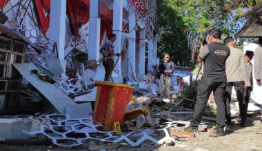 Earthquake off Indonesia topples buildings, kills 1 person and sets off small tsunami