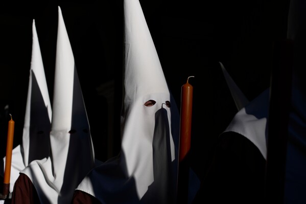 Hooded penitents of the Franciscana de Pasion brotherhood take part during a Holy Week procession in Lucena, southern Spain, Monday, March 30, 2026. (AP Photo/Manu Fernandez)