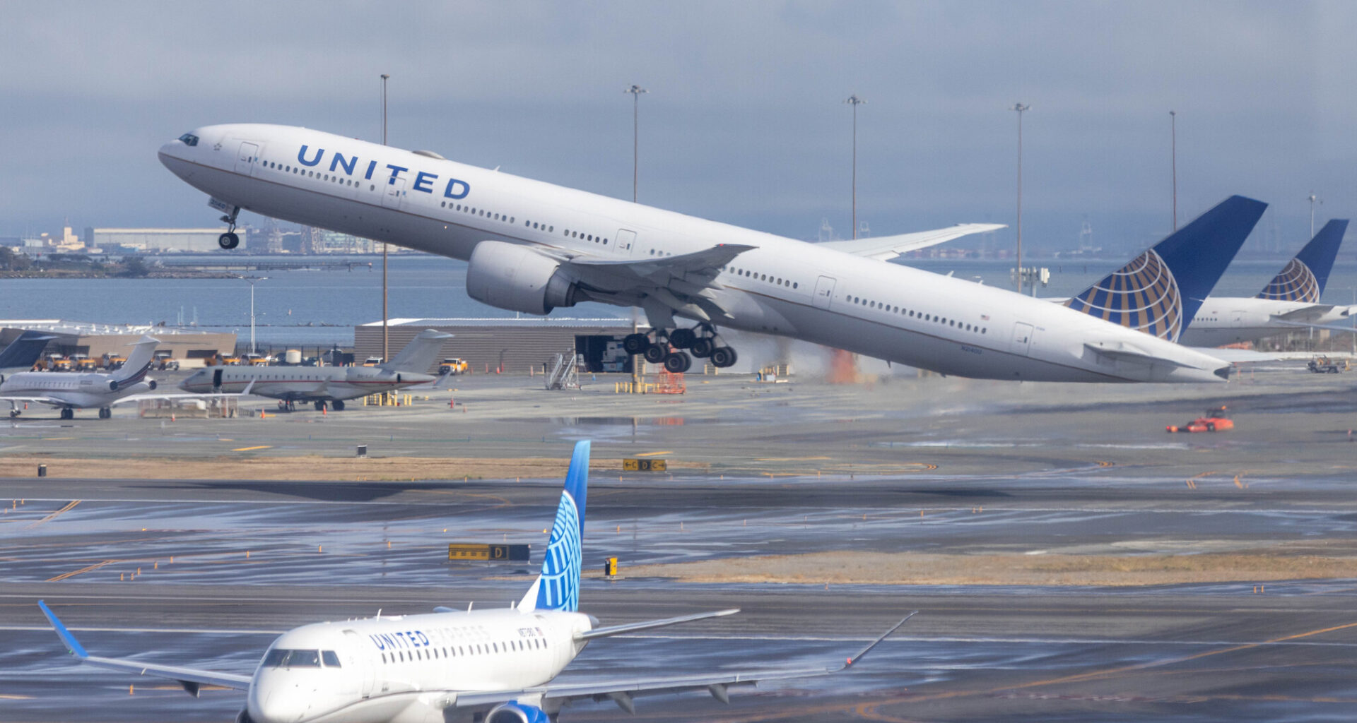 Travelers flying United can track wait times at SFO
