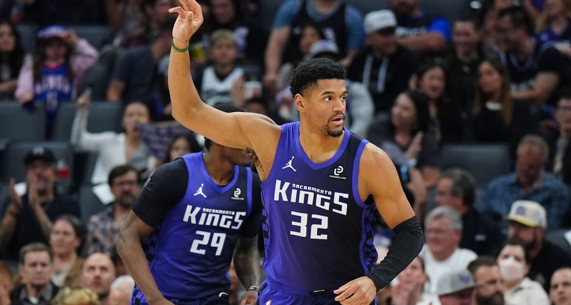 Raynaud scores 28 points to help the Kings beat the Pelicans