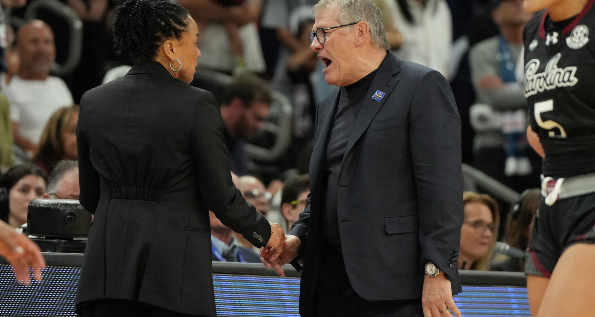 UConn coach Geno Auriemma argues with Dawn Staley, walks off court