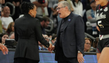 UConn coach Geno Auriemma argues with Dawn Staley, walks off court