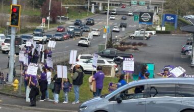 Puyallup hospital workers picket outside Good Samaritan