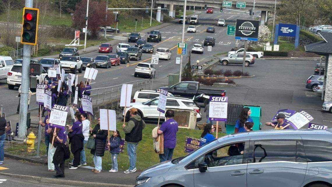 Puyallup hospital workers picket outside Good Samaritan
