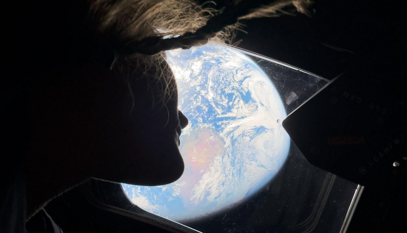 Humanity's Long-Awaited Return to Lunar Space Captured with Brilliant Photographs