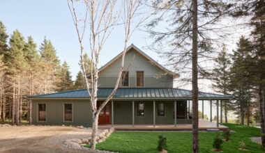 Le Grand Bercail House / L. McComber