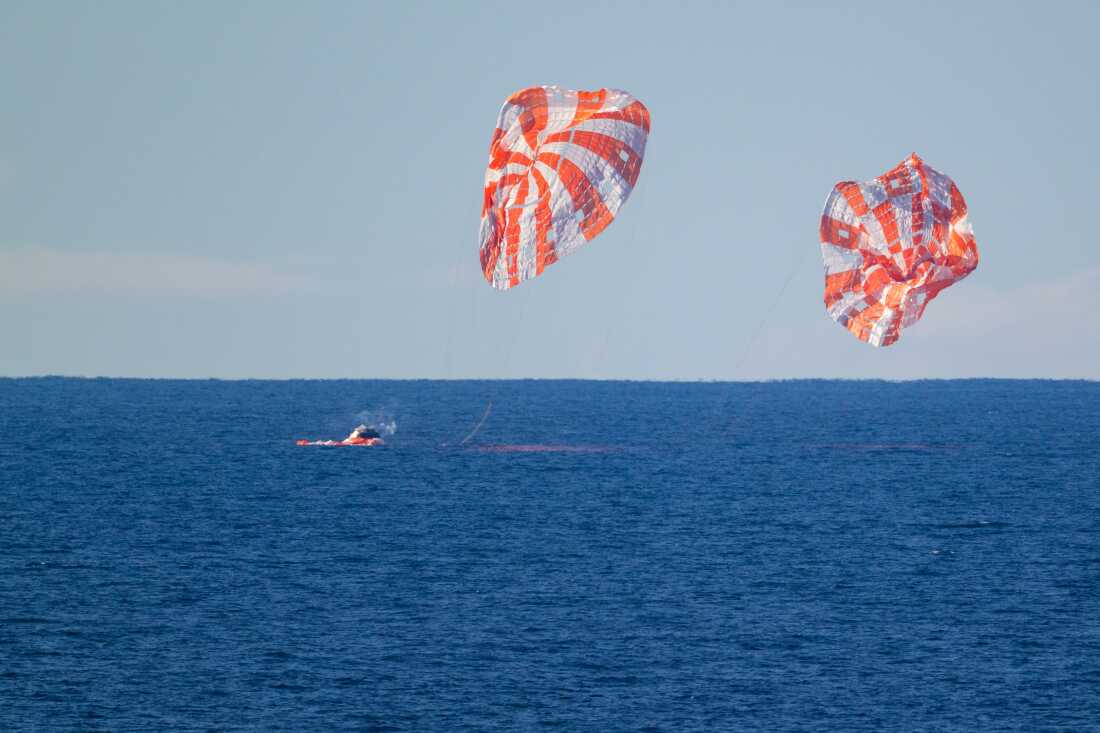 NASA’s Orion spacecraft with Artemis II crewmembers NASA astronauts Reid Wiseman, commander; Victor Glover, pilot; Christina Koch, mission specialist; and CSA (Canadian Space Agency) astronaut Jeremy Hansen, mission specialist aboard is seen as it lands in the Pacific Ocean off the coast of California, Friday, April 10, 2026.