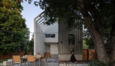 A Soaring Library in This Boulder Home Makes the “Bookshelf Wealth” Trend Look Like Small Potatoes