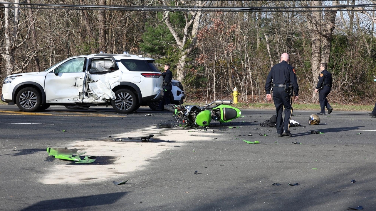 Police: Lakeland Avenue in Bohemia closed after serious crash