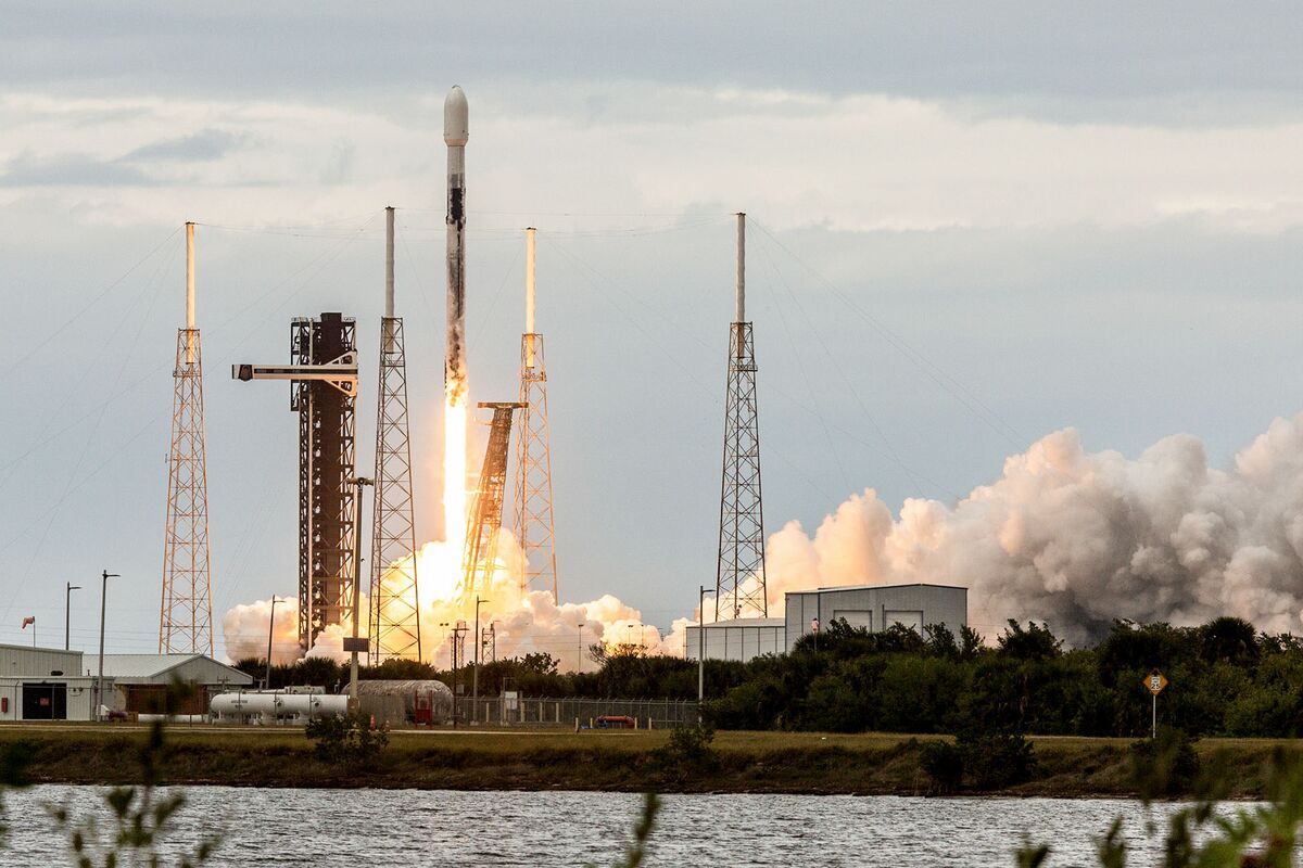 Alphabet Poised for $100 Billion Windfall on SpaceX Investment