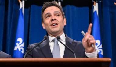 Quebec Liberal leader downplays controversy over position on language law