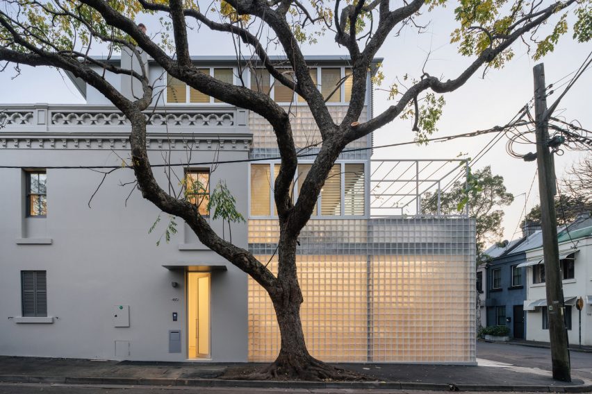 A rear wing clad in glass bricks.