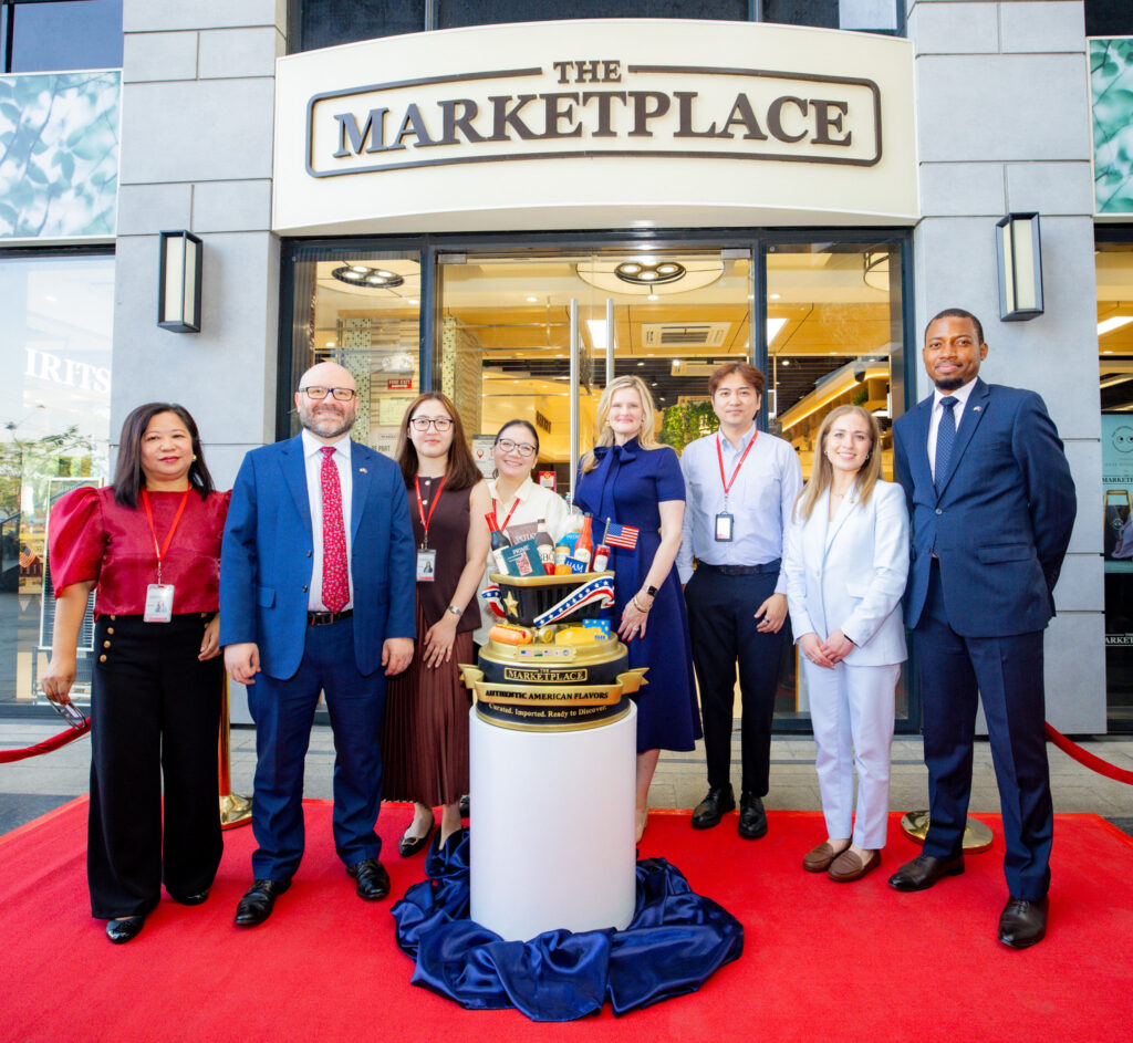 USDA Under Secretary Bekkering joins Robinsons Supermarket Corporation Senior Merchandising Director Rosemarie Vierneza and officials from the U.S. Embassy and Robinsons Supermarket to launch the “Authentic American Flavors” promotion at The Marketplace at Parqal Mall, Parañaque City, on April 13. 