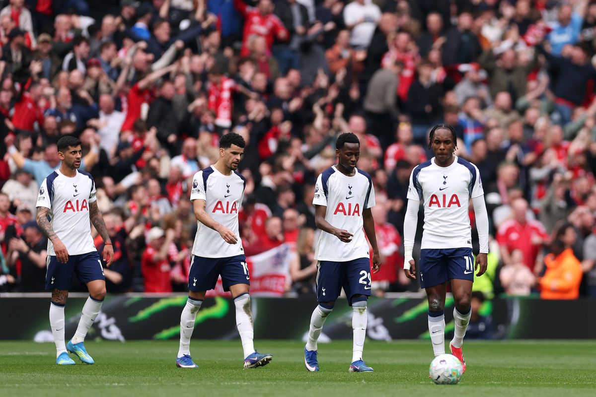 Tottenham Hotspur players look dejected