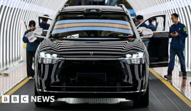 Chinese carmaker patents voice-controlled 'in-vehicle toilet' - BBC