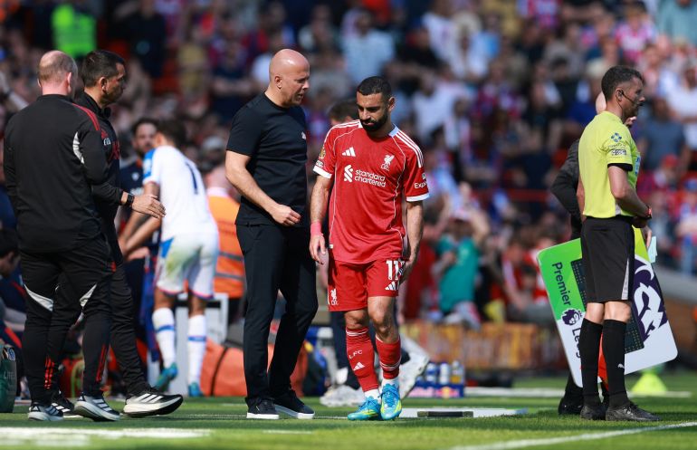 Soccer Football - Premier League - Liverpool v Crystal Palace - Anfield, Liverpool, Britain - April 25, 2026 Liverpool's Mohamed Salah with manager Arne Slot after being substituted REUTERS/Phil Noble EDITORIAL USE ONLY. NO USE WITH UNAUTHORIZED AUDIO, VIDEO, DATA, FIXTURE LISTS, CLUB/LEAGUE LOGOS OR 'LIVE' SERVICES. ONLINE IN-MATCH USE LIMITED TO 120 IMAGES, NO VIDEO EMULATION. NO USE IN BETTING, GAMES OR SINGLE CLUB/LEAGUE/PLAYER PUBLICATIONS. PLEASE CONTACT YOUR ACCOUNT REPRESENTATIVE FOR FURTHER DETAILS..