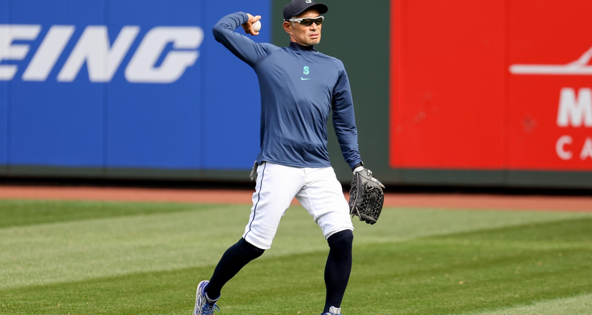 Watch Ichiro Statue Break at Mariners' Unveiling Outside of T-Mobile Park