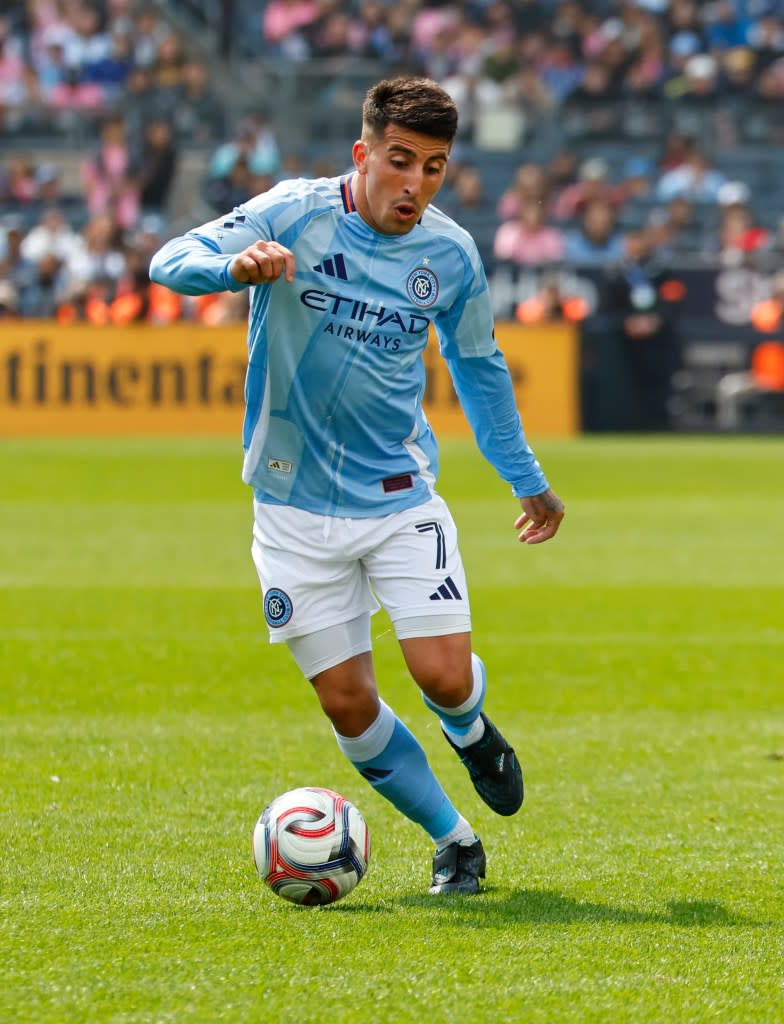 New York City FC midfielder Nicolás Fernández (7) dribbles the ball against Inter Miami FC during the first half of an MLS soccer game at Yankee Stadium. Sunday, March 22, 2026 in New York. Noah K. Murray-NY Post