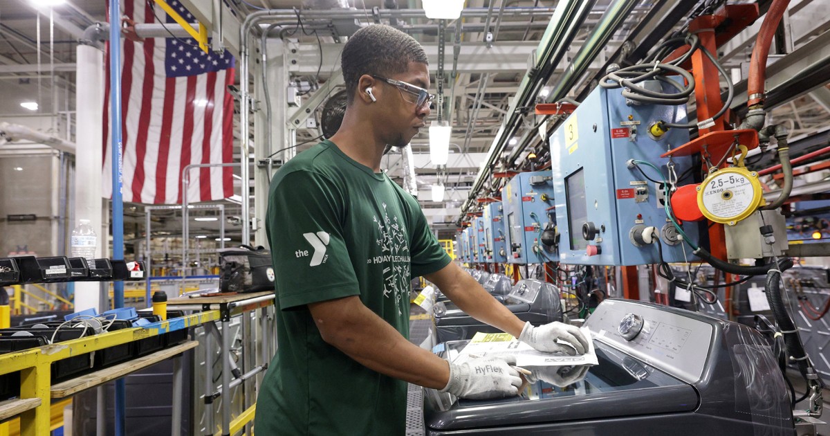 Americans are getting smaller pay raises as inflation ticks up