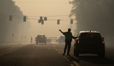 Georgia wildfires that destroyed more than 120 homes continue to threaten residents