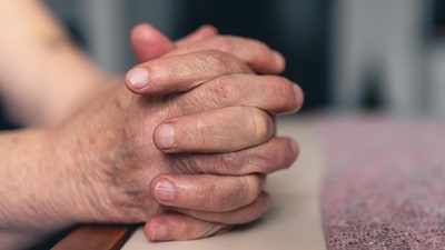 On World Parkinson’s Day, neurologists highlight that Parkinson's is often misunderstood as an elderly disease. (Freepik)