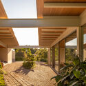 © Carolina Lacaz JL Residence / Kiko Castello Branco Arquitetura + Lucas Cunha - Interior Photography, Wood, Beam
