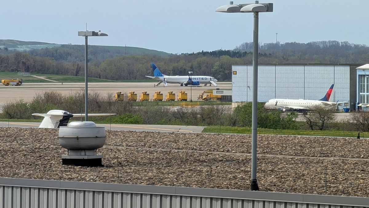 United Flight diverted to Pittsburgh International Airport after possible security concern