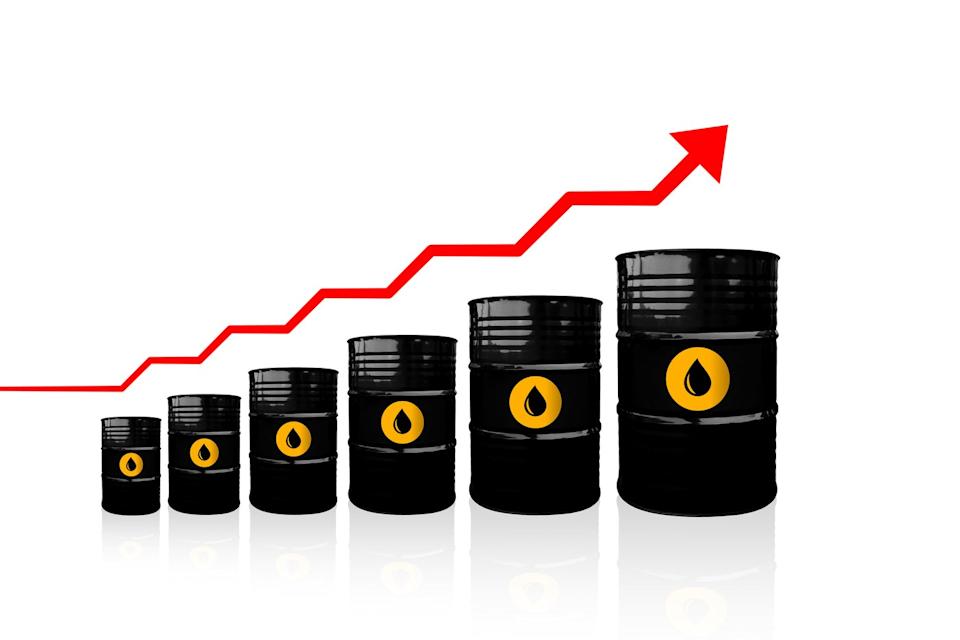 Barrels of oil increasing in size with red arrow above them.