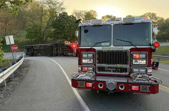 Tractor-trailer hauling trash overturns tractor-trailer hauling trash overturns