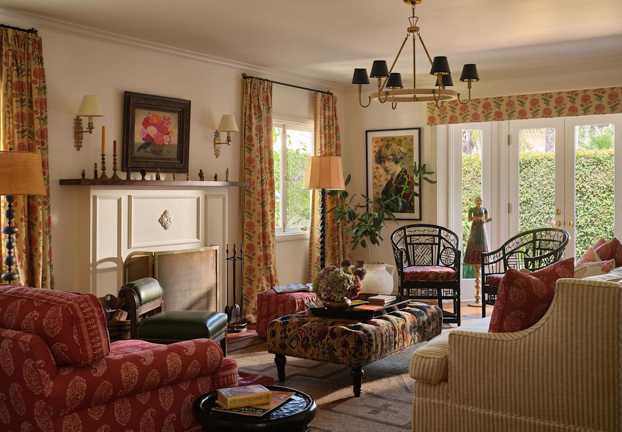 Bright and inviting living room with a cozy atmosphere.