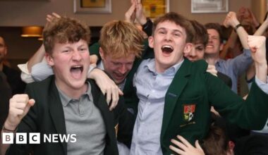 Holywood: Joy in Rory McIlroy's hometown at history-maker's back-to-back Masters wins - BBC