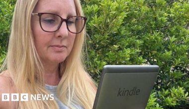 Amazon to end support for older Kindles, prompting user outcry - BBC