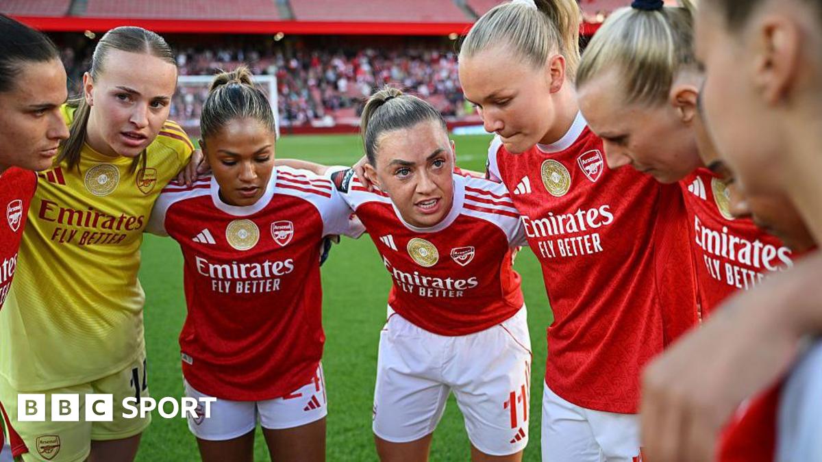 Katie McCabe of Arsenal talks with teammates in a huddle