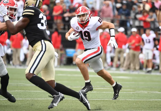 Georgia Bulldogs tight end Brock Bowers (19) runs for a touchdown during the first half against the Vanderbilt Commodores