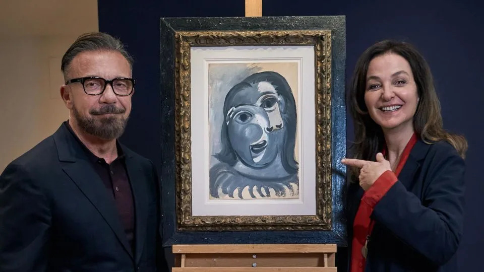 Olivier Widmaier Picasso and French TV host Péri Cochin next to Pablo Picasso’s <em>Tête de Femme </em>(1941). - © Picasso Estate, Paris 2025