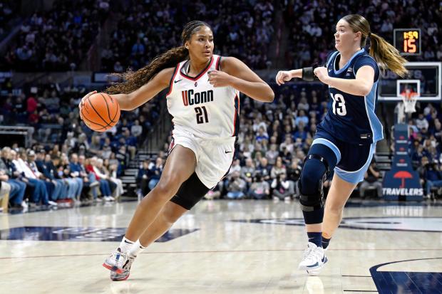 Connecticut forward Sarah Strong drives against Villanova on Jan. 15, 2026, in Storrs, Conn. (AP Photo/Jessica Hill)