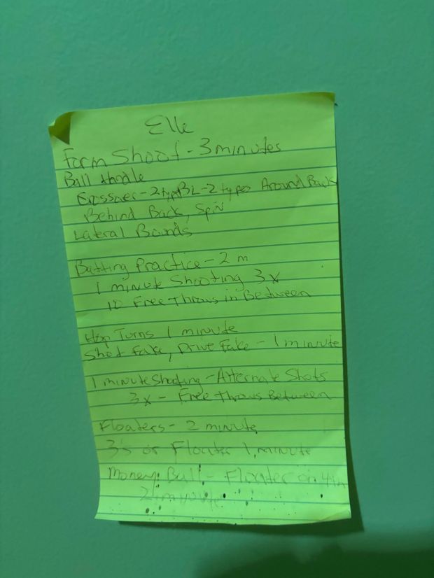 A handwritten post-it note by Pinewood girls basketball coach Doc Scheppler with instructions for Elle Ladine's shooting drills from 2020 (Photo courtesy of Doc Scheppler)