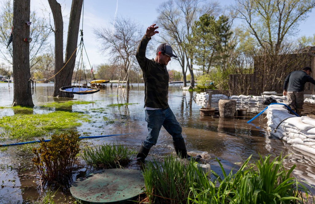 Residents stave off Fox River flooding