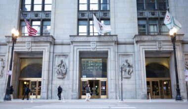 Chicago city government should stop offering pensions