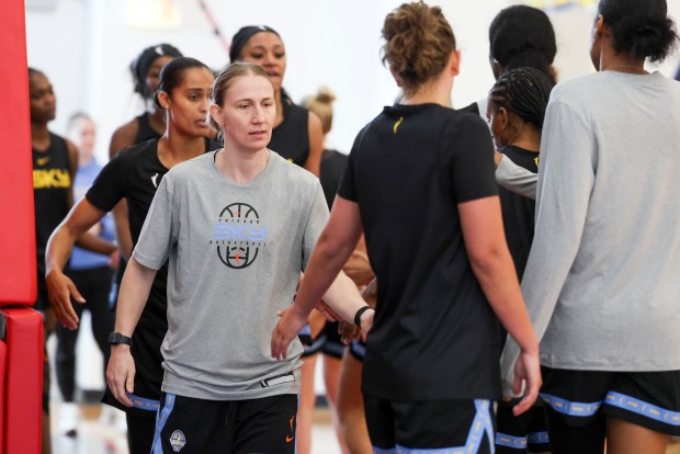 Chicago Sky's Courtney Vandersloot high-fives her teammates at the end of practice at UIC Athletic Center on April 20, 2026. (Eileen T. Meslar/Chicago Tribune)